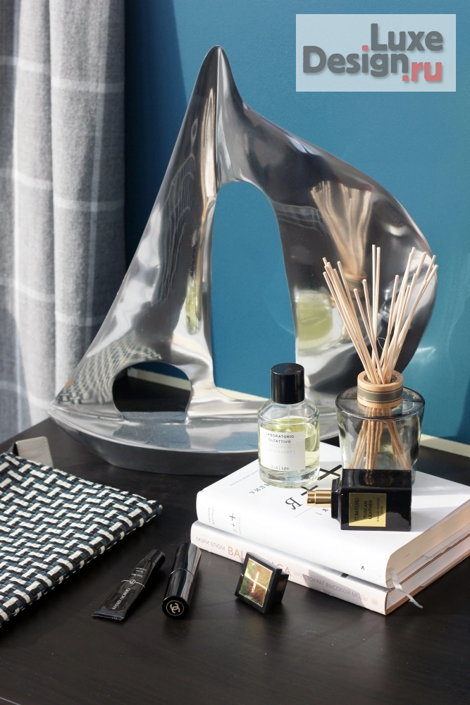 Дизайн интерьера спальни "Черный, дерево и бирюза" (фото 8)